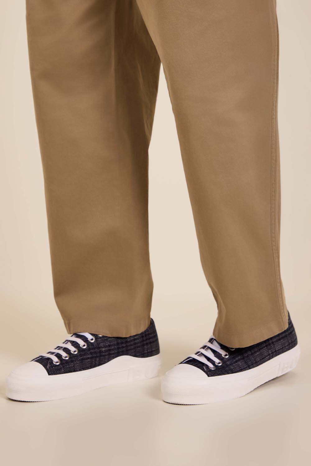 תמונת כל הלוק של נעלי סניקרס